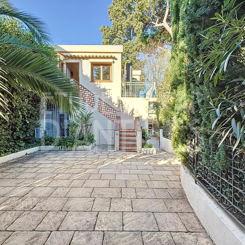 A VENDRE Maison Bourgeoise de 19ème siècle – Orée du Cap d’Antibes – Piscine