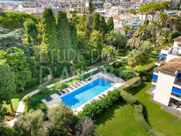 Vue d'ensemble de la piscine et du parc d'une résidence à Antibes.