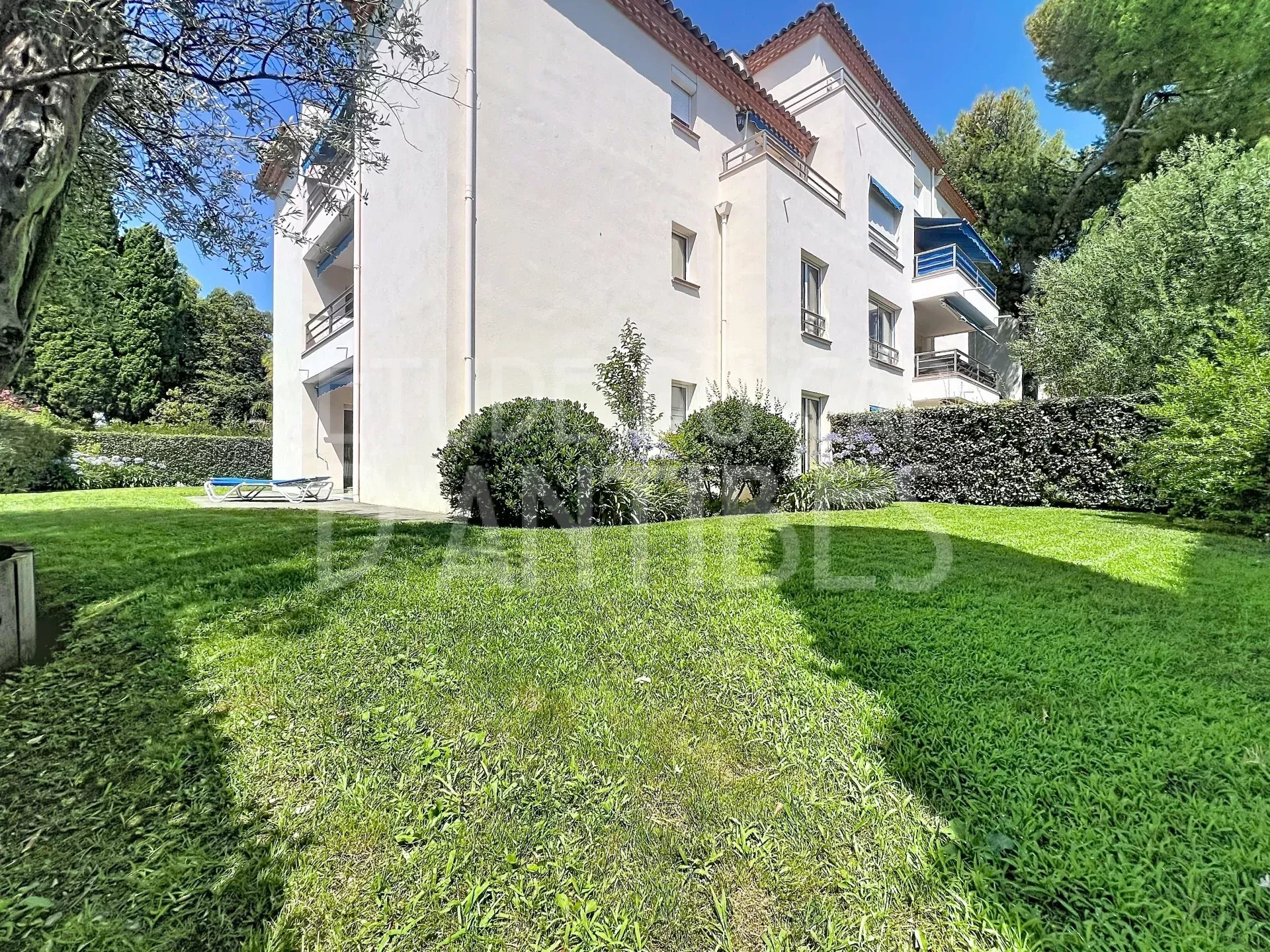 Appartement de standing avec jardin privatif dans une résidence à Antibes.