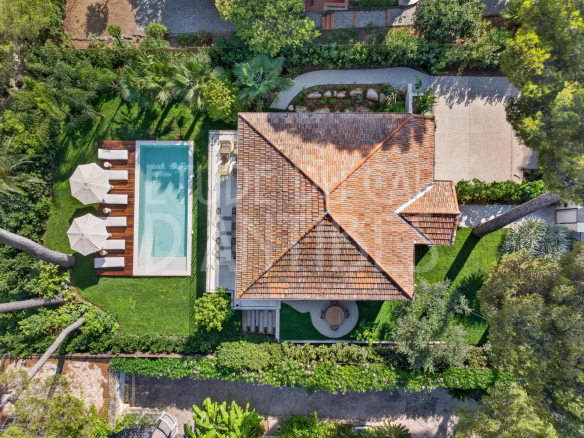 Vue aérienne d'une villa avec piscine et jardin à Antibes, France.