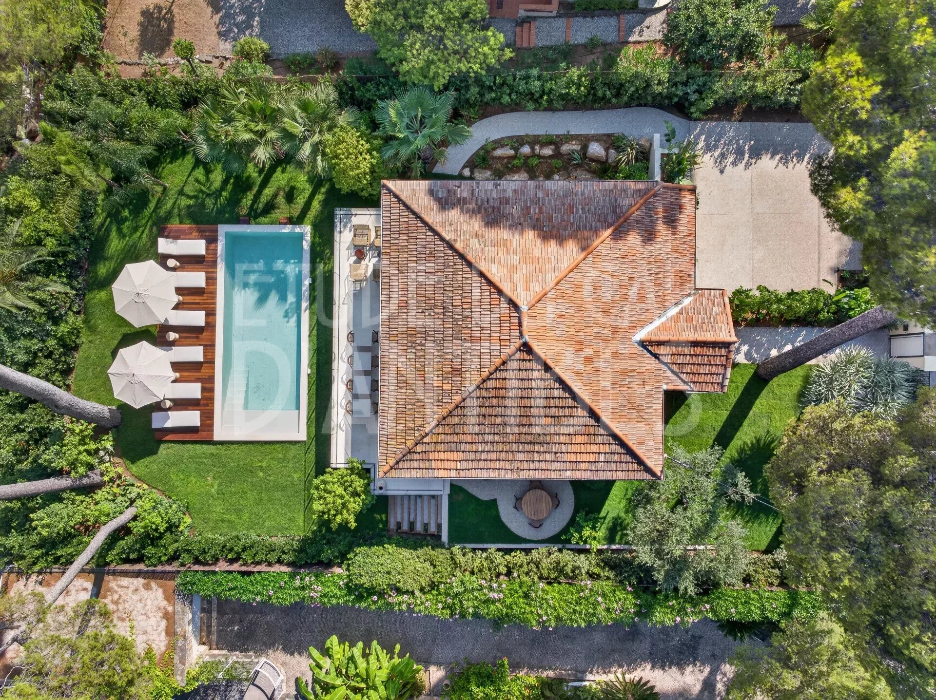 Vue aérienne d'une villa avec piscine et jardin à Antibes, France.