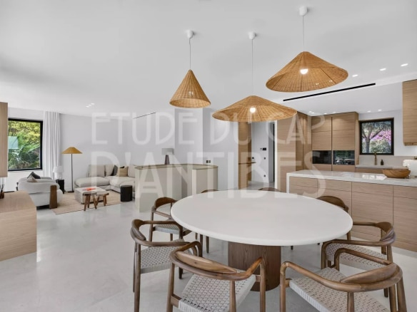 Intérieur d'une villa moderne à Antibes avec salon, salle à manger et cuisine ouverte.