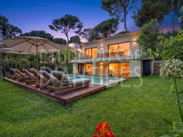 Villa moderne avec piscine et jardin à Antibes, 4 chambres, rénovée, vue sur la mer.