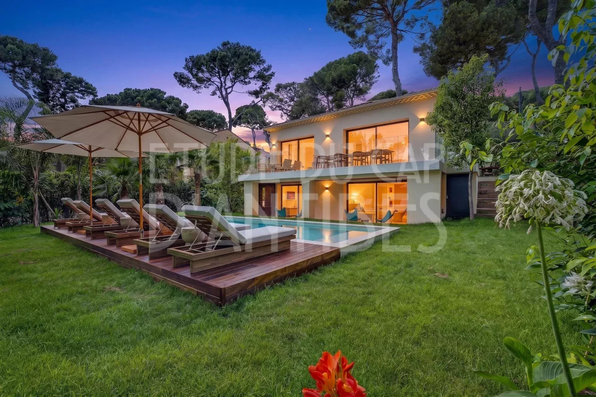 Villa moderne avec piscine et jardin à Antibes, 4 chambres, rénovée, vue sur la mer.