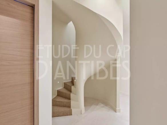 Escalier en colimaçon dans une villa moderne à Antibes.