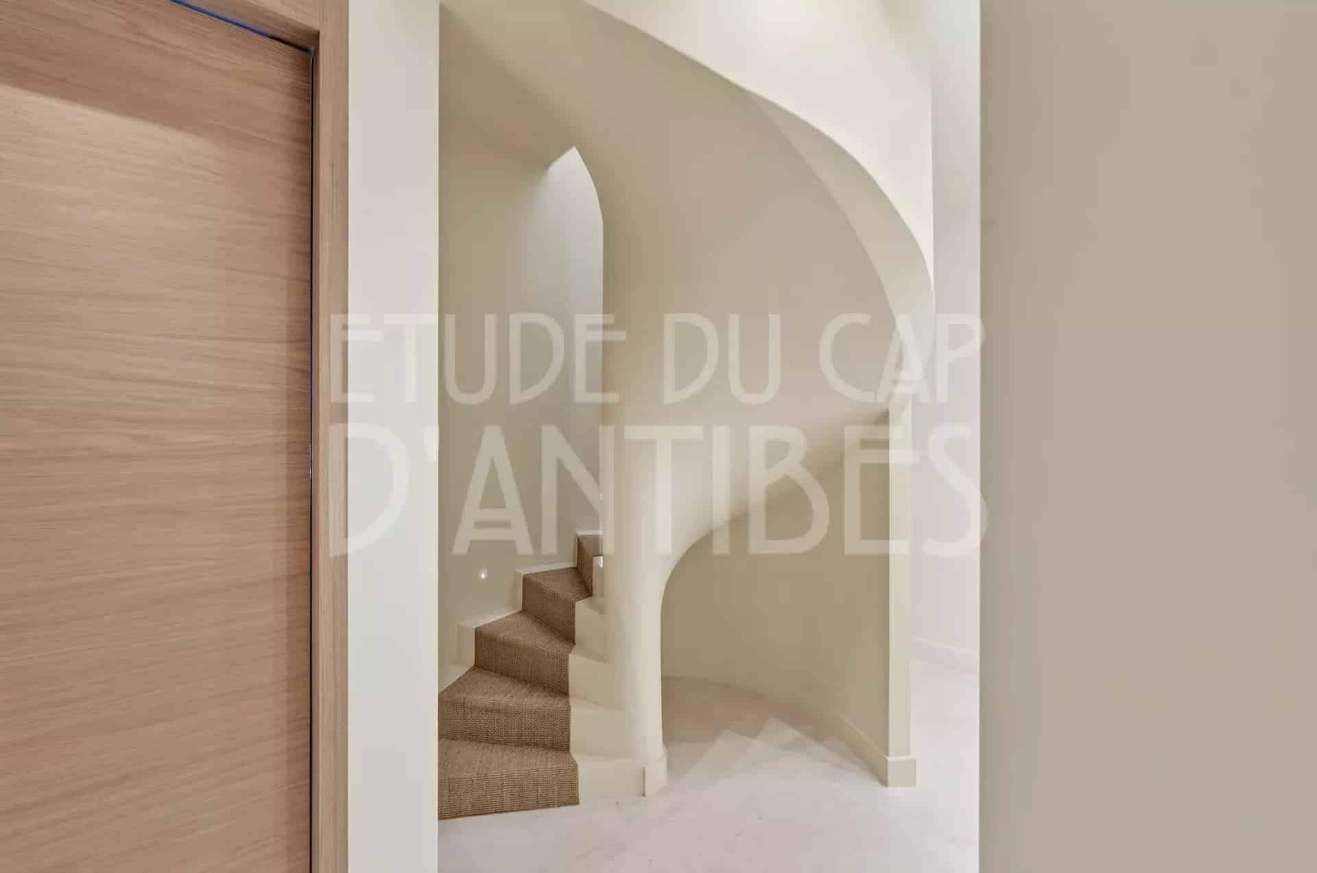 Escalier en colimaçon dans une villa moderne à Antibes.