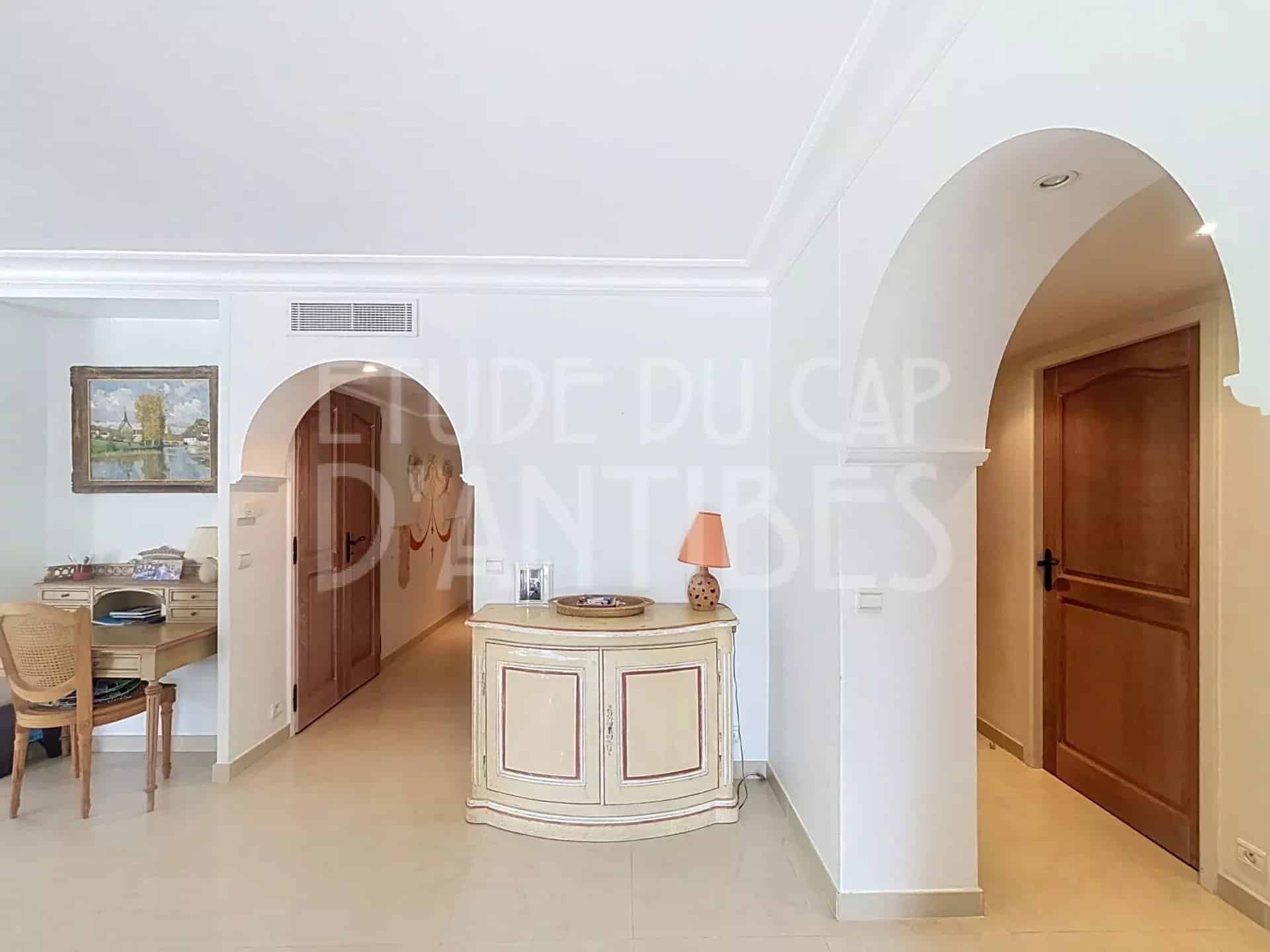 Intérieur d'un appartement de standing avec arches et mobilier élégant.