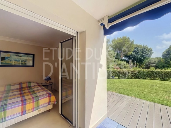 Chambre d'un appartement avec accès à un jardin privatif dans une résidence à Antibes.