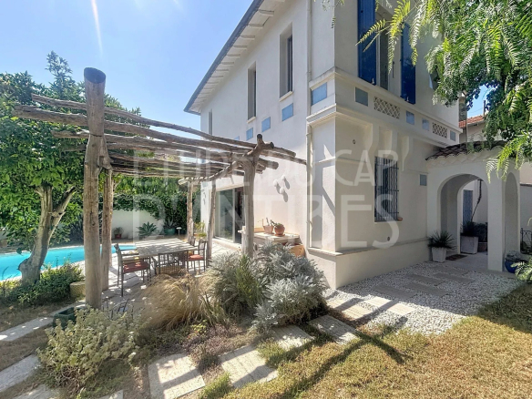 Villa méditerranéenne des années 30 avec piscine et jardin à Antibes.