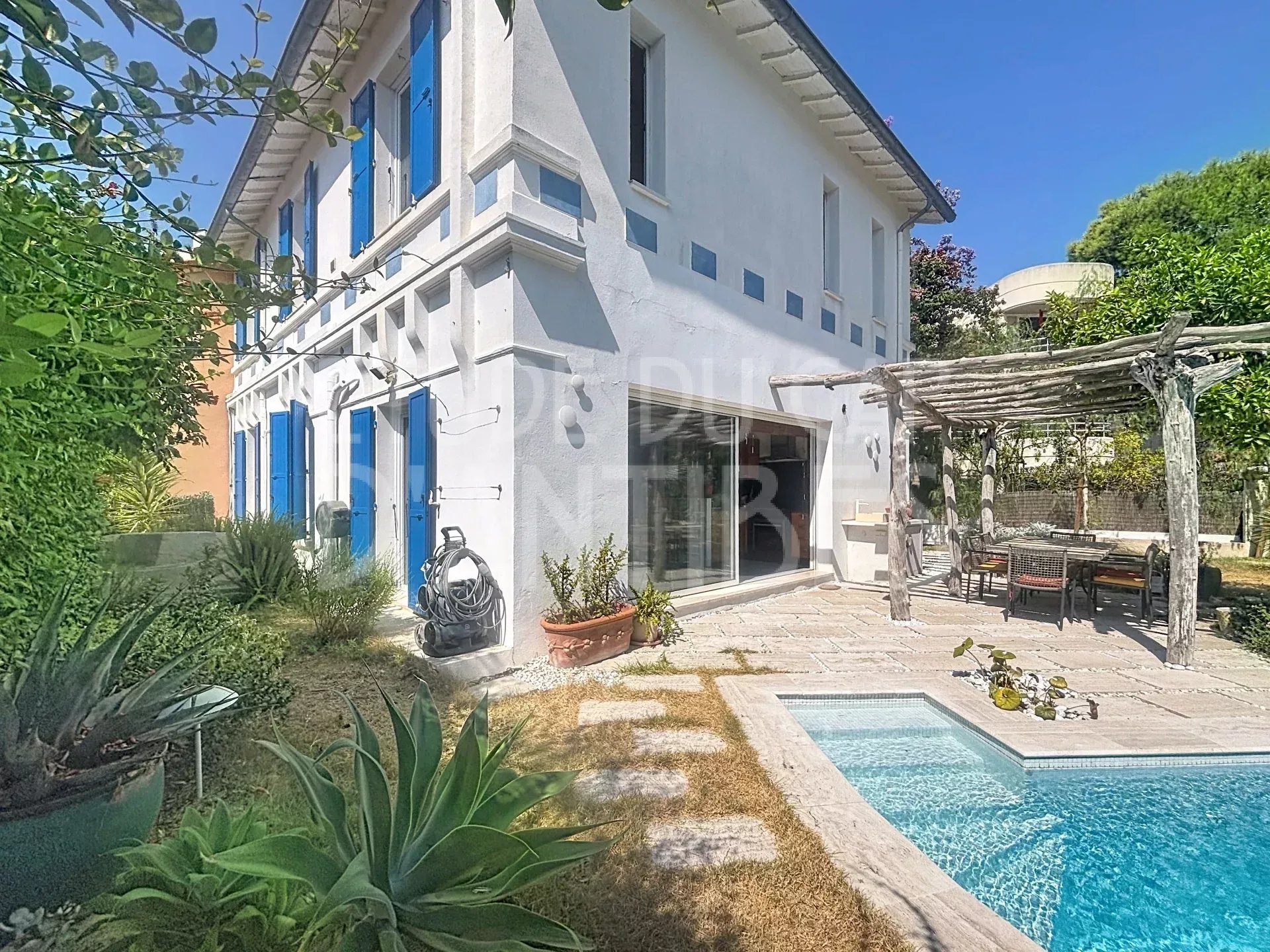 Villa méditerranéenne avec piscine et jardin à Antibes, proche des plages de la Salis.