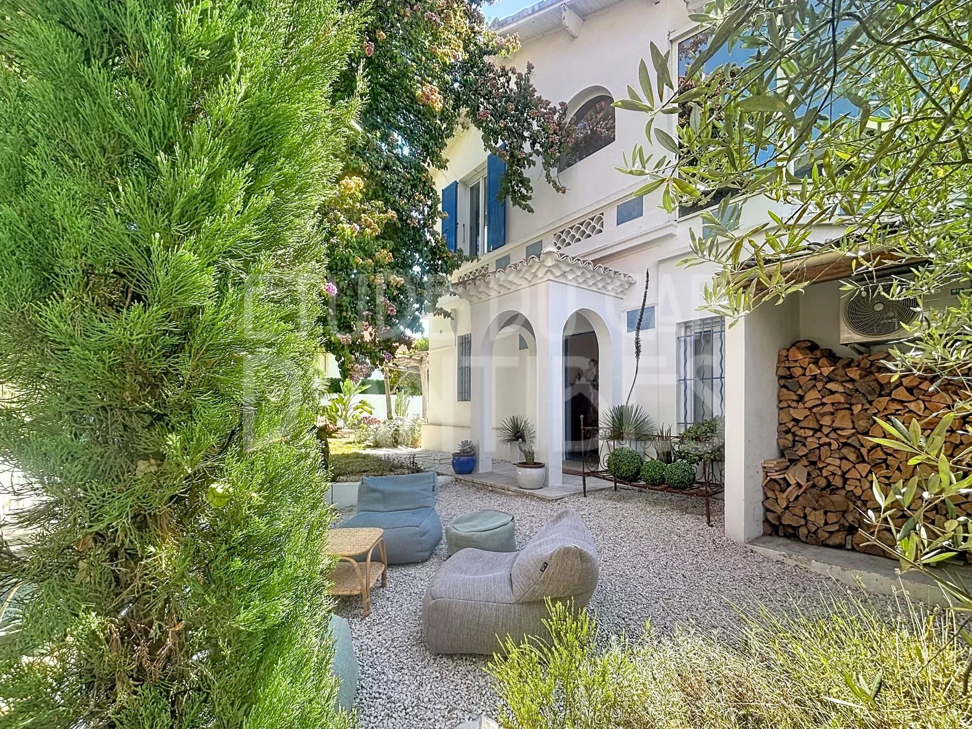 Villa méditerranéenne avec jardin et espace de vie extérieur à Antibes.