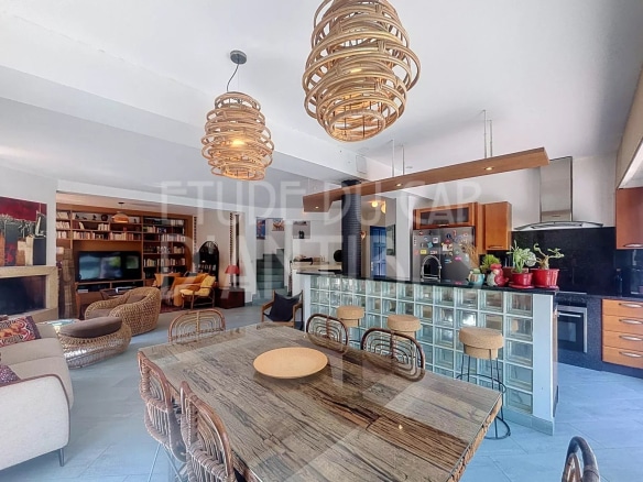 Intérieur d'une villa méditerranéenne à Antibes avec cuisine ouverte et salle à manger.