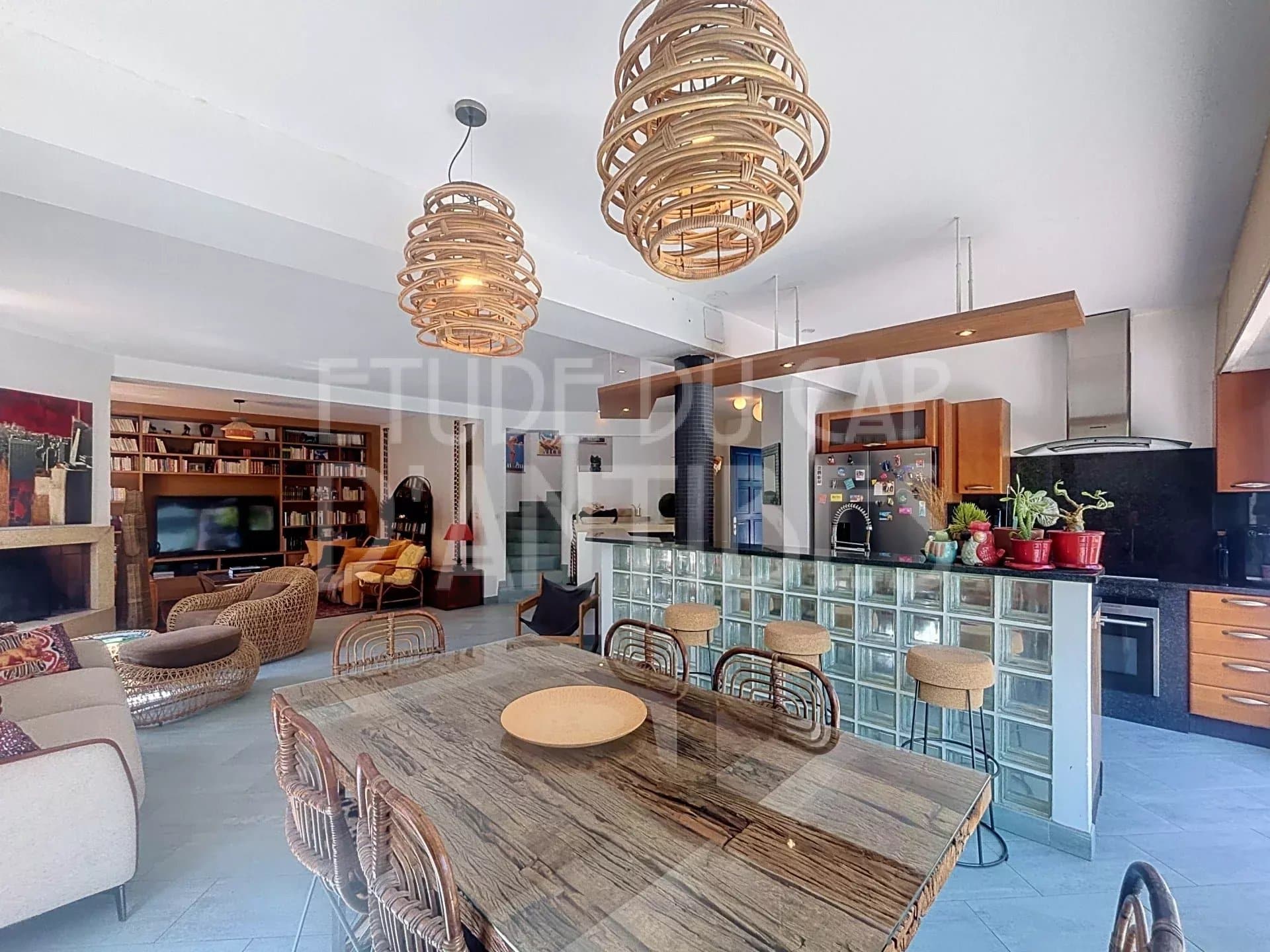 Intérieur d'une villa méditerranéenne à Antibes avec cuisine ouverte et salle à manger.