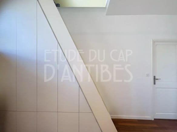 Escalier lumineux dans une villa méditerranéenne à Antibes.