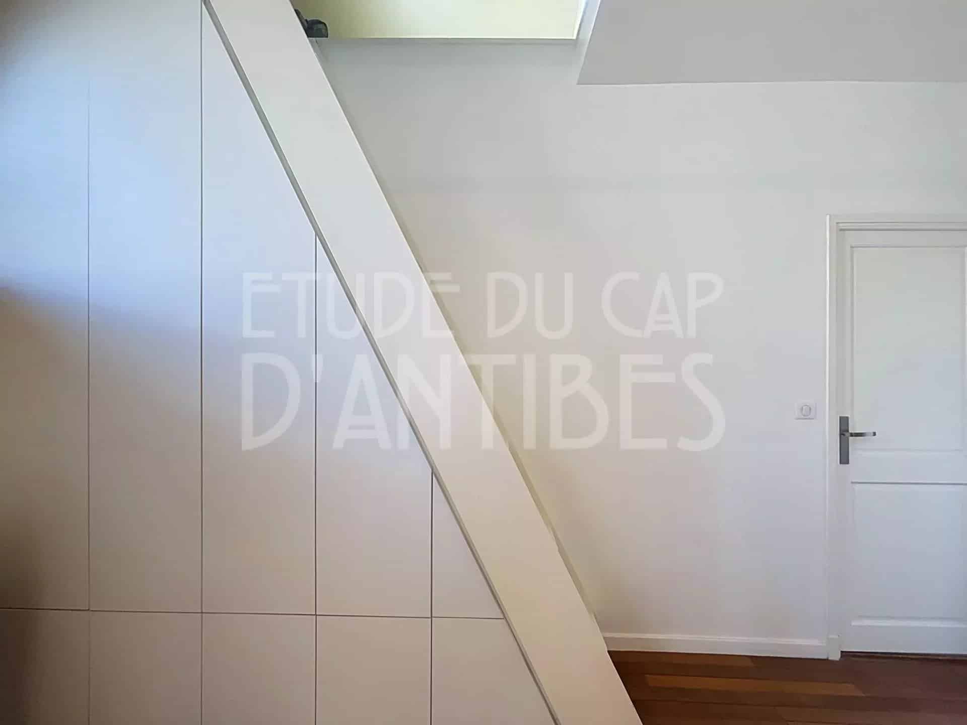 Escalier lumineux dans une villa méditerranéenne à Antibes.