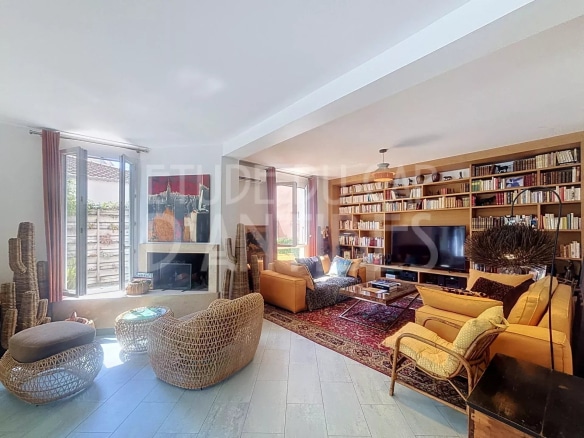 Intérieur d'une villa méditerranéenne à Antibes avec salon lumineux et bibliothèque.