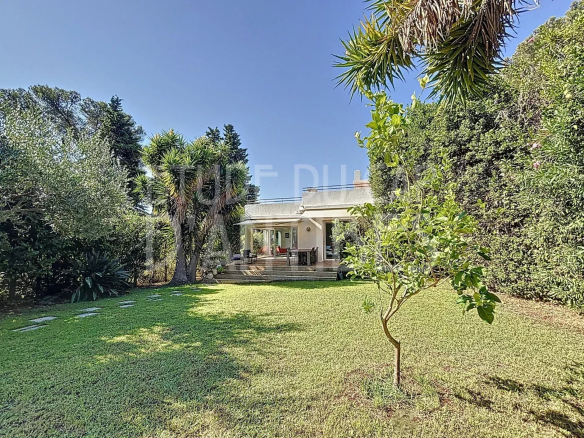 Californian villa from 1960 with flat garden and terraces, located in Antibes.