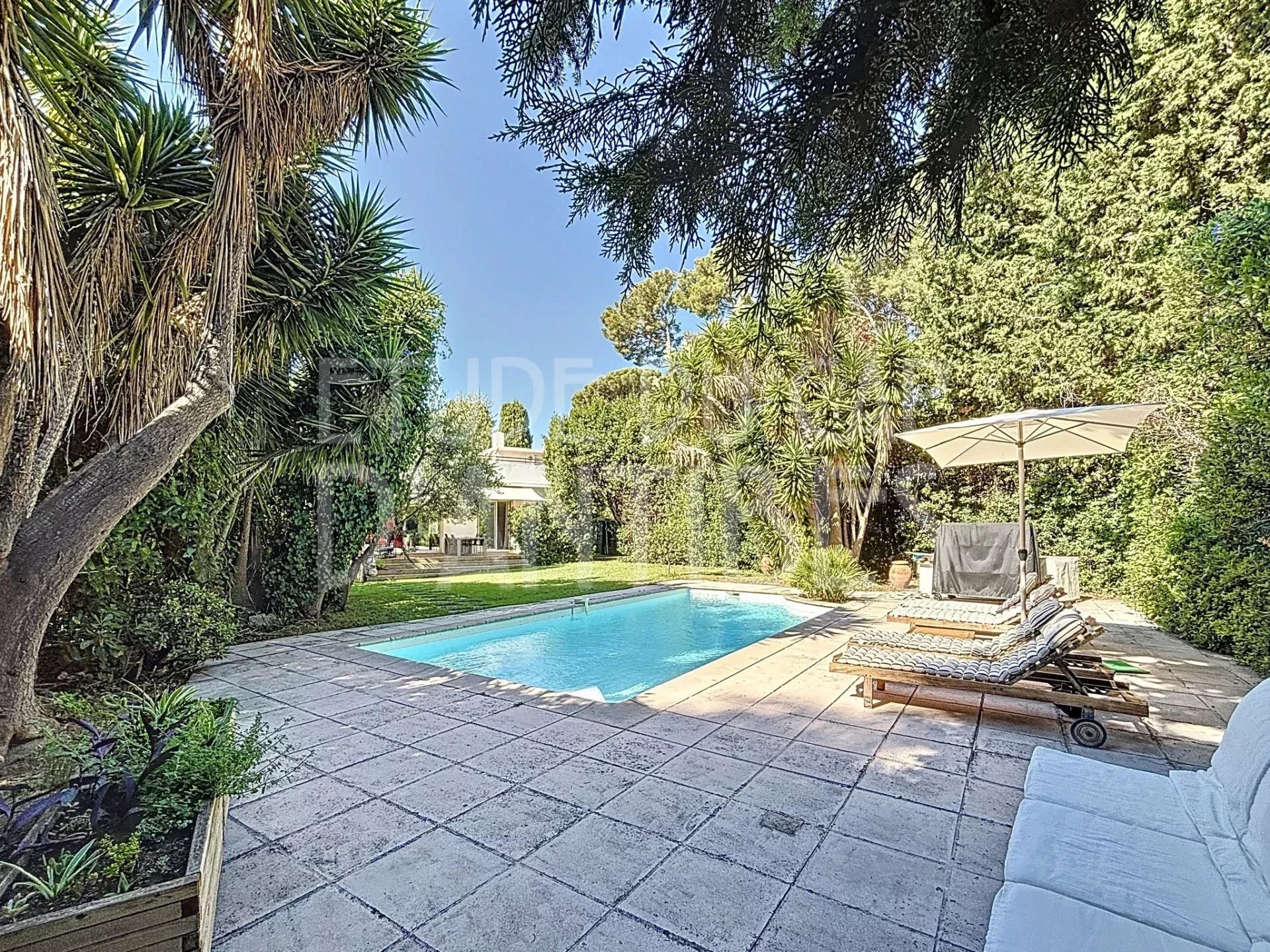 Californian villa in Cap d'Antibes Californian-style villa with pool and garden in Antibes, France.