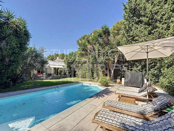 Californian villa with pool and garden in Antibes, with sea view