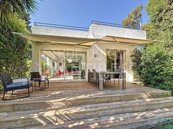 Californian villa with flat roof, wooden terrace and garden, located in Cap d'Antibes.