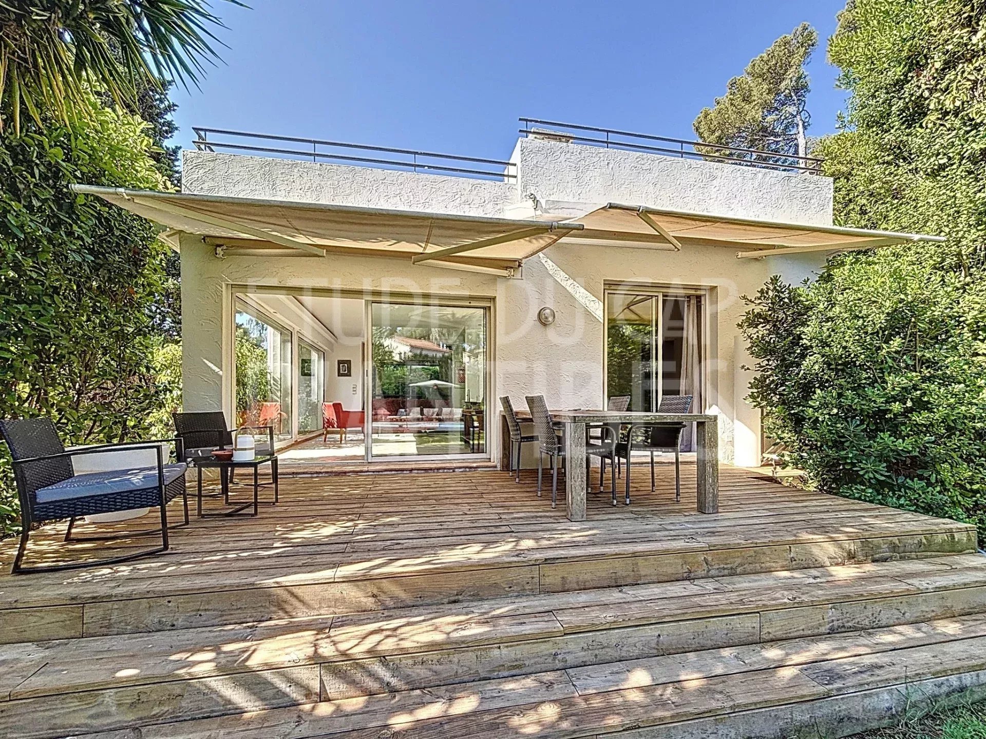 Californian villa in Cap d'Antibes Californian villa with flat roof, wooden terrace and garden, located in Cap d'Antibes.