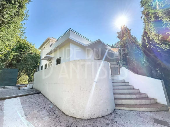 Californian-style villa with flat roof, garden and swimming pool in Antibes