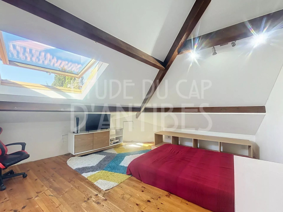 Chambre d'un duplex avec vélux et parquet, Cap d'Antibes.