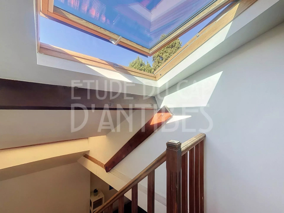 Escalier intérieur d'un duplex avec velux et lumière naturelle à Antibes.