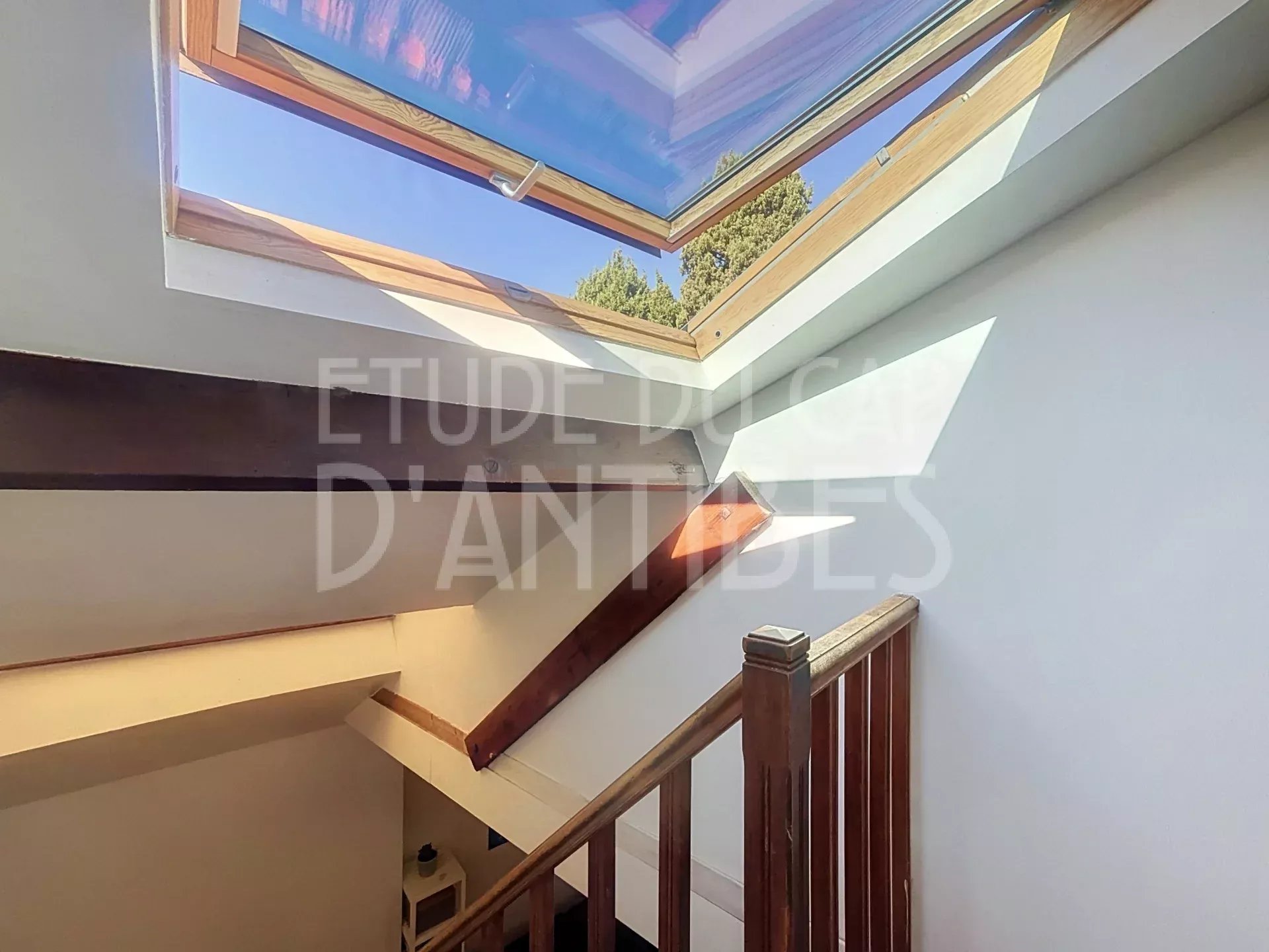 Escalier intérieur d’un duplex à Antibes Escalier intérieur d'un duplex avec velux et lumière naturelle à Antibes.