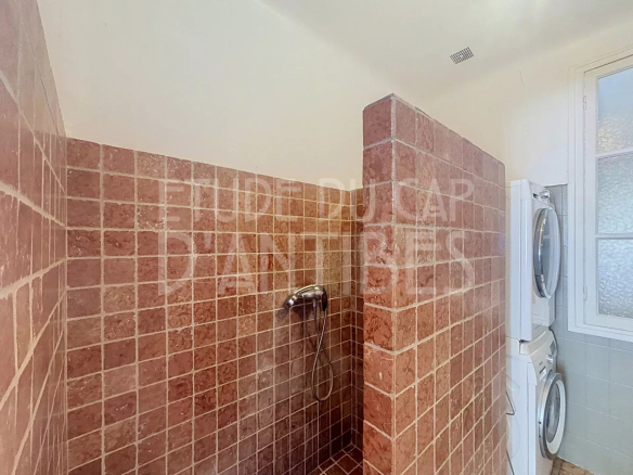Douche en carrelage dans un appartement duplex à Antibes.