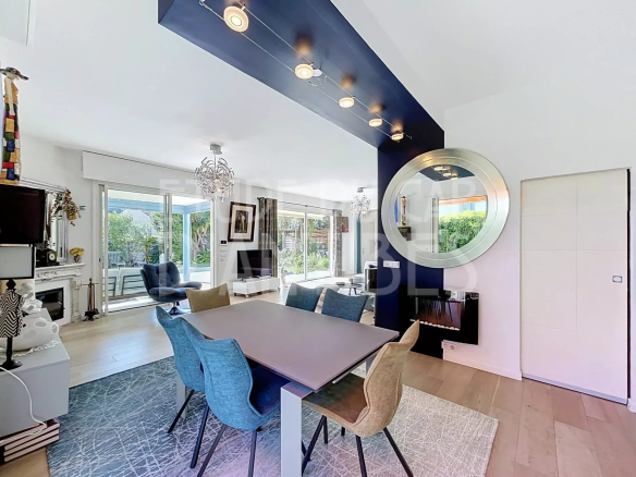 Intérieur d'une villa moderne avec salle à manger et salon lumineux, Cap d'Antibes.