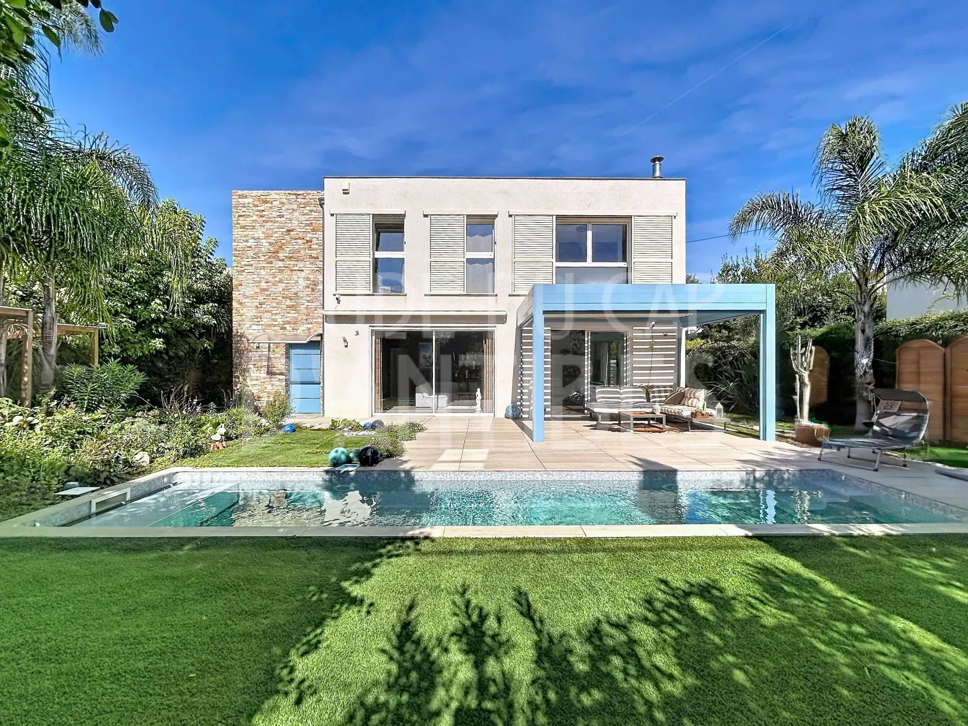 Villa à vendre à Cap d’Antibes Villa moderne avec piscine et jardin à Cap d'Antibes, vue dégagée sur la verdure.