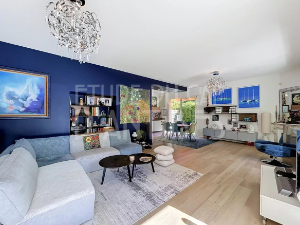 Intérieur d'une villa moderne avec salon, décor coloré et mobilier contemporain.