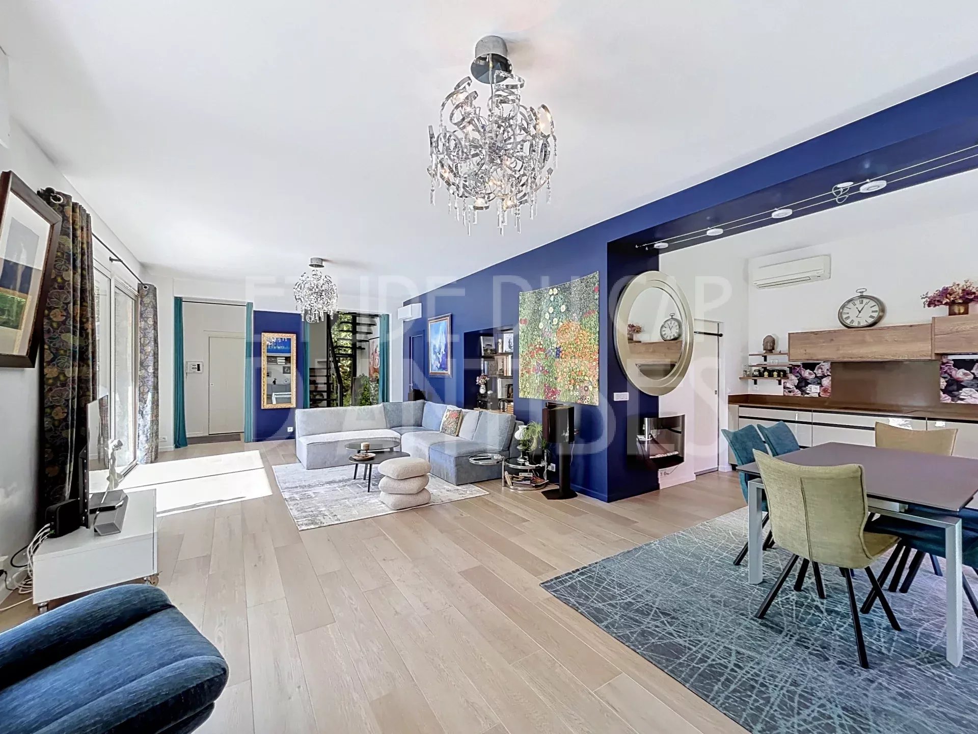 Intérieur d’une villa à Cap d’Antibes Intérieur d'une villa moderne avec salon lumineux et salle à manger, décoration élégante.