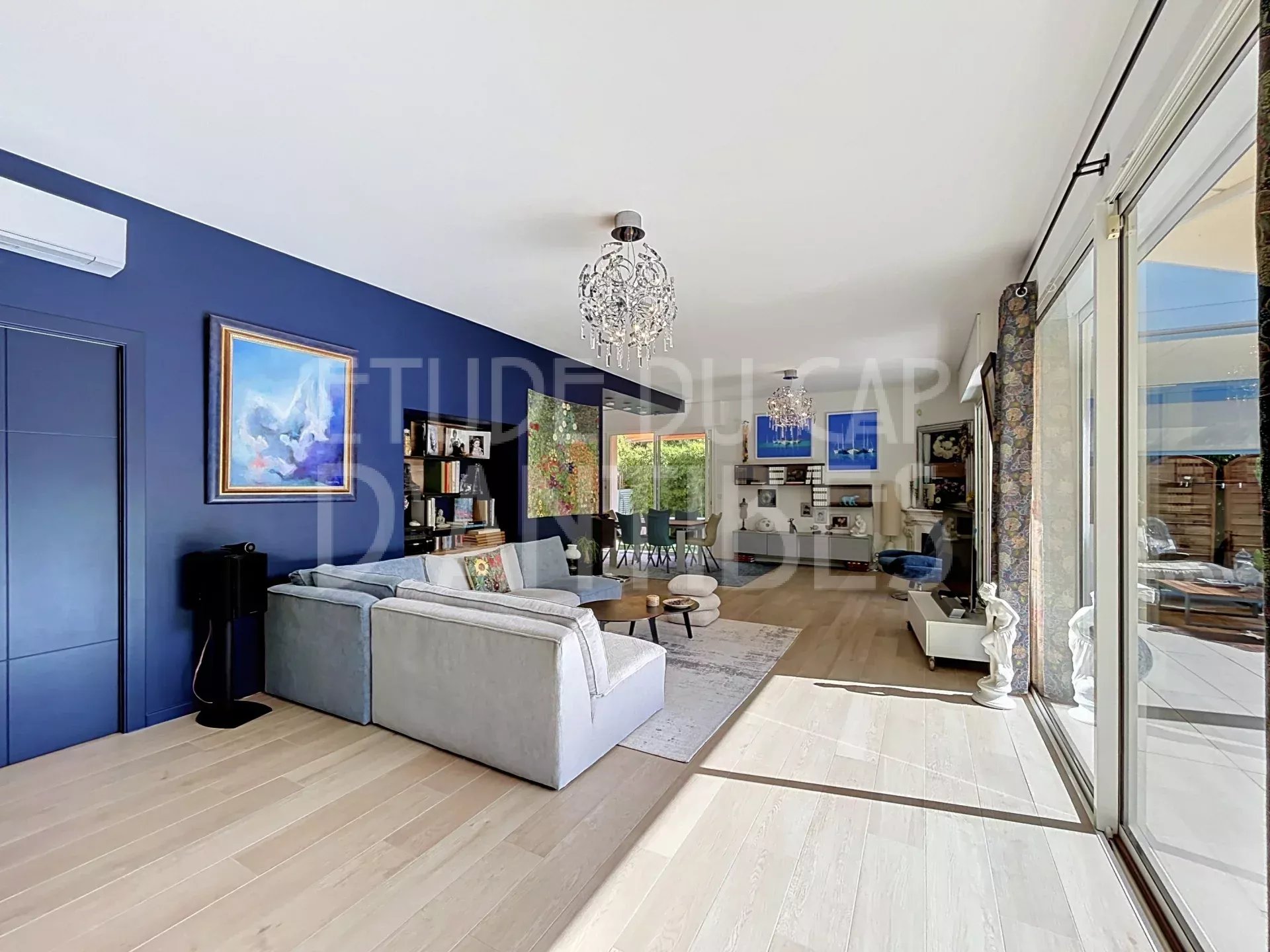 Salon d’une villa à Cap d’Antibes Intérieur d'une villa moderne avec un salon lumineux et décoration contemporaine.