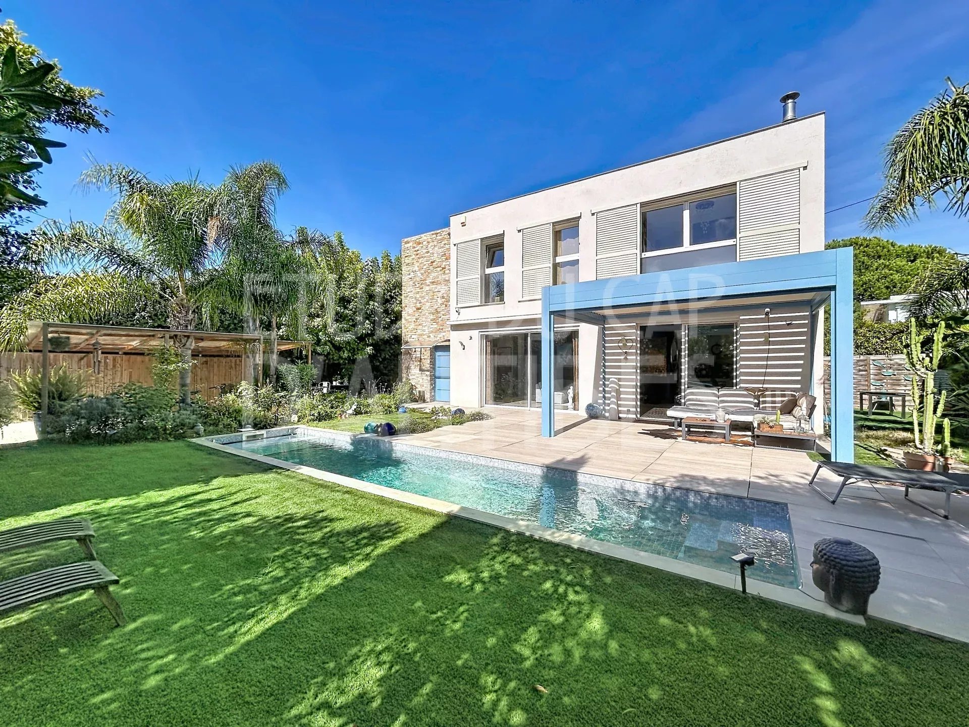 Vente Villa au Cap d’Antibes Villa moderne avec piscine dans un jardin verdoyant au Cap d'Antibes.