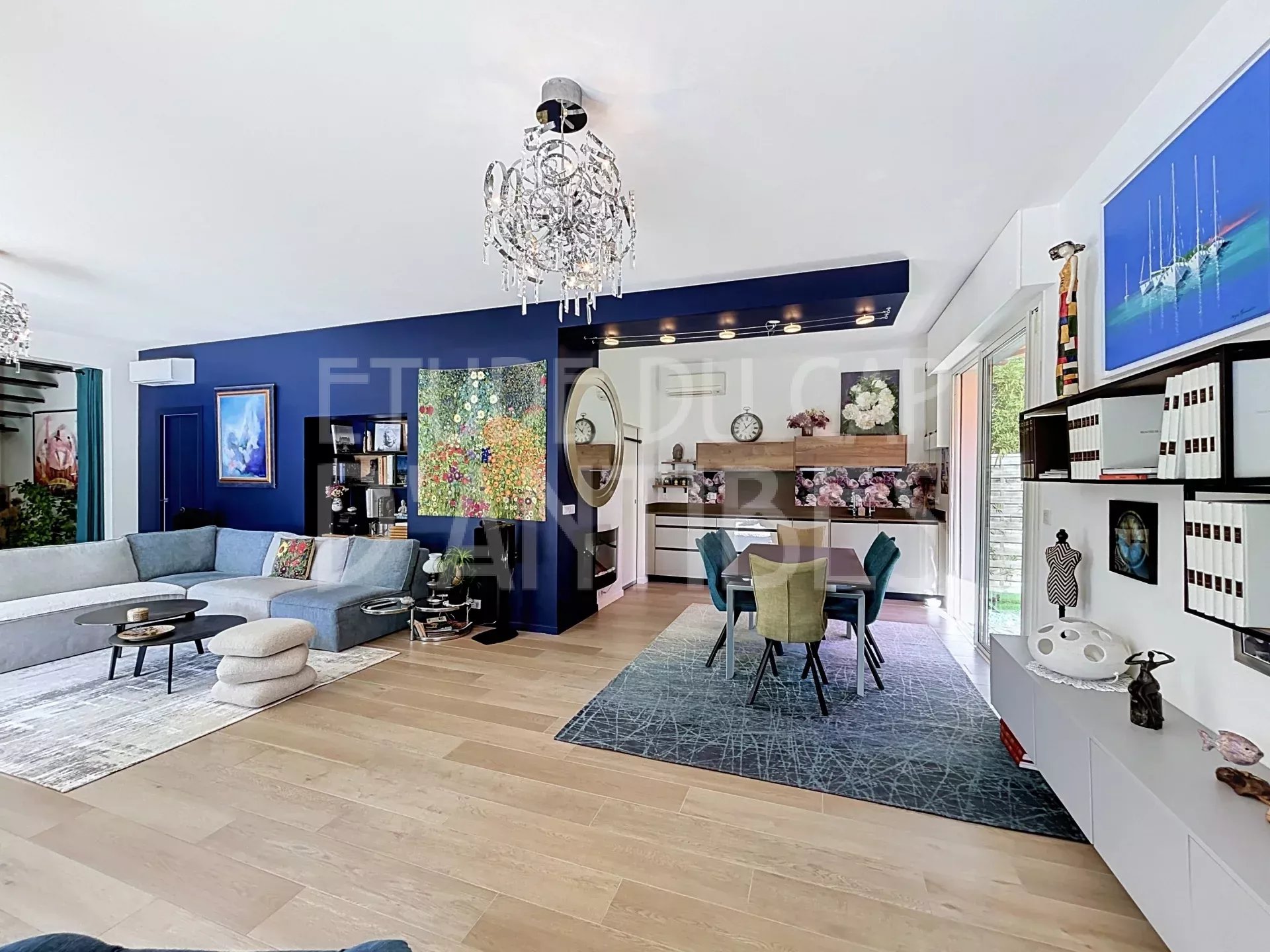 Intérieur d’une villa au Cap d’Antibes Intérieur d'une villa moderne avec salon et salle à manger, décoration contemporaine.