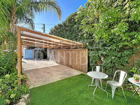 Espace extérieur d'une villa avec abri et mobilier de jardin, Cap d'Antibes.