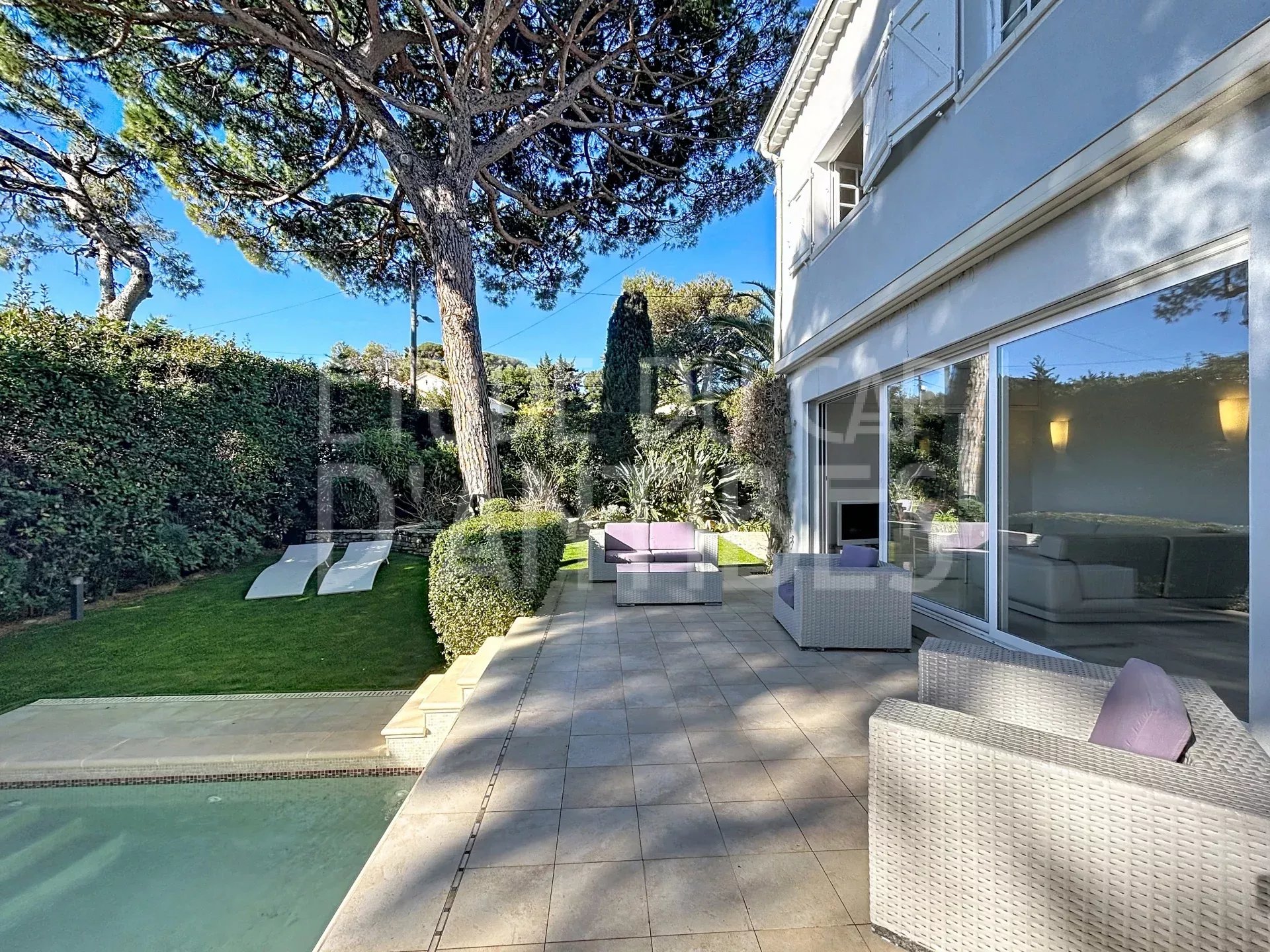 Villa in Antibes with terrace and garden Terrace of a villa with garden and swimming pool, close to the beaches in Antibes.