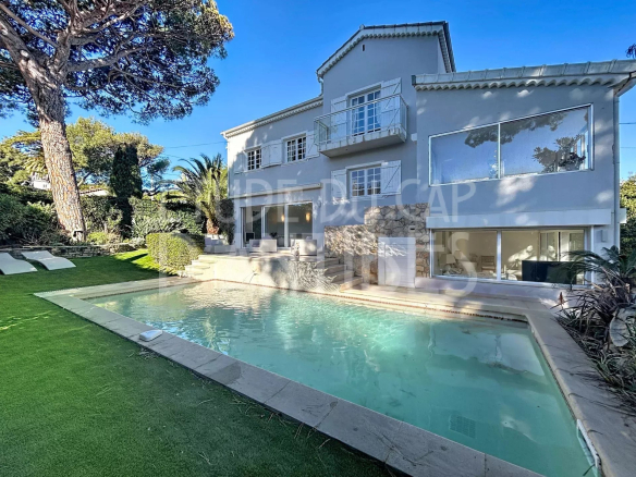 Villa with swimming pool and garden in Antibes, close to the beaches of La Garoupe.