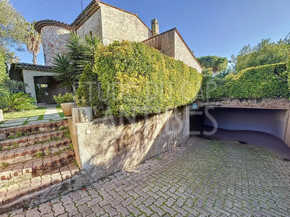 Villa à Antibes avec jardin, garage et piscine, versant Ouest du Cap d'Antibes.
