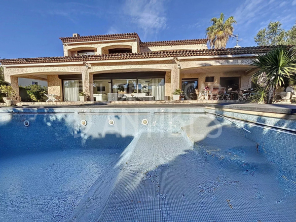 Villa à Antibes avec piscine vide et terrasses, versant Ouest du Cap d'Antibes.