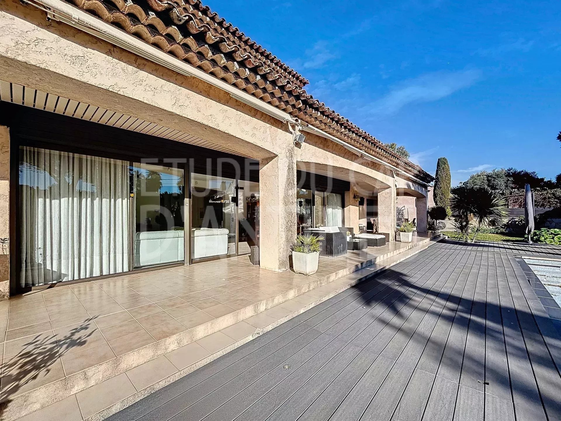 Villa en exclusivité à Antibes Villa avec terrasses et jardin à Antibes, versant Ouest, piscine visible.