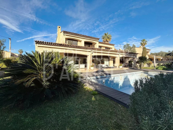 Villa avec piscine et jardin à Antibes, versant Ouest, architecture lumineuse.