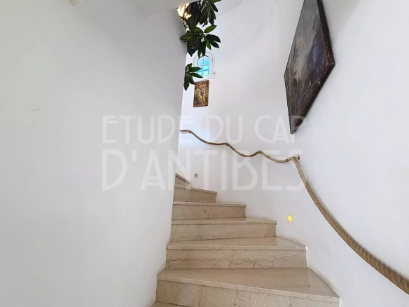 Escalier en marbre menant à l'étage d'une villa à Antibes.