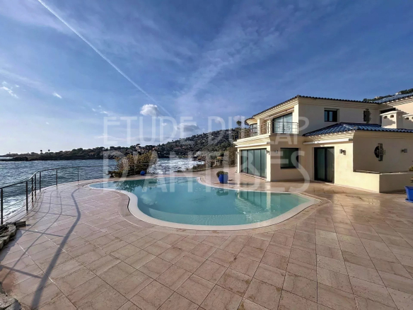 Villa pieds dans l'eau avec piscine chauffée et accès à la mer à Roquebrune-sur-Argens