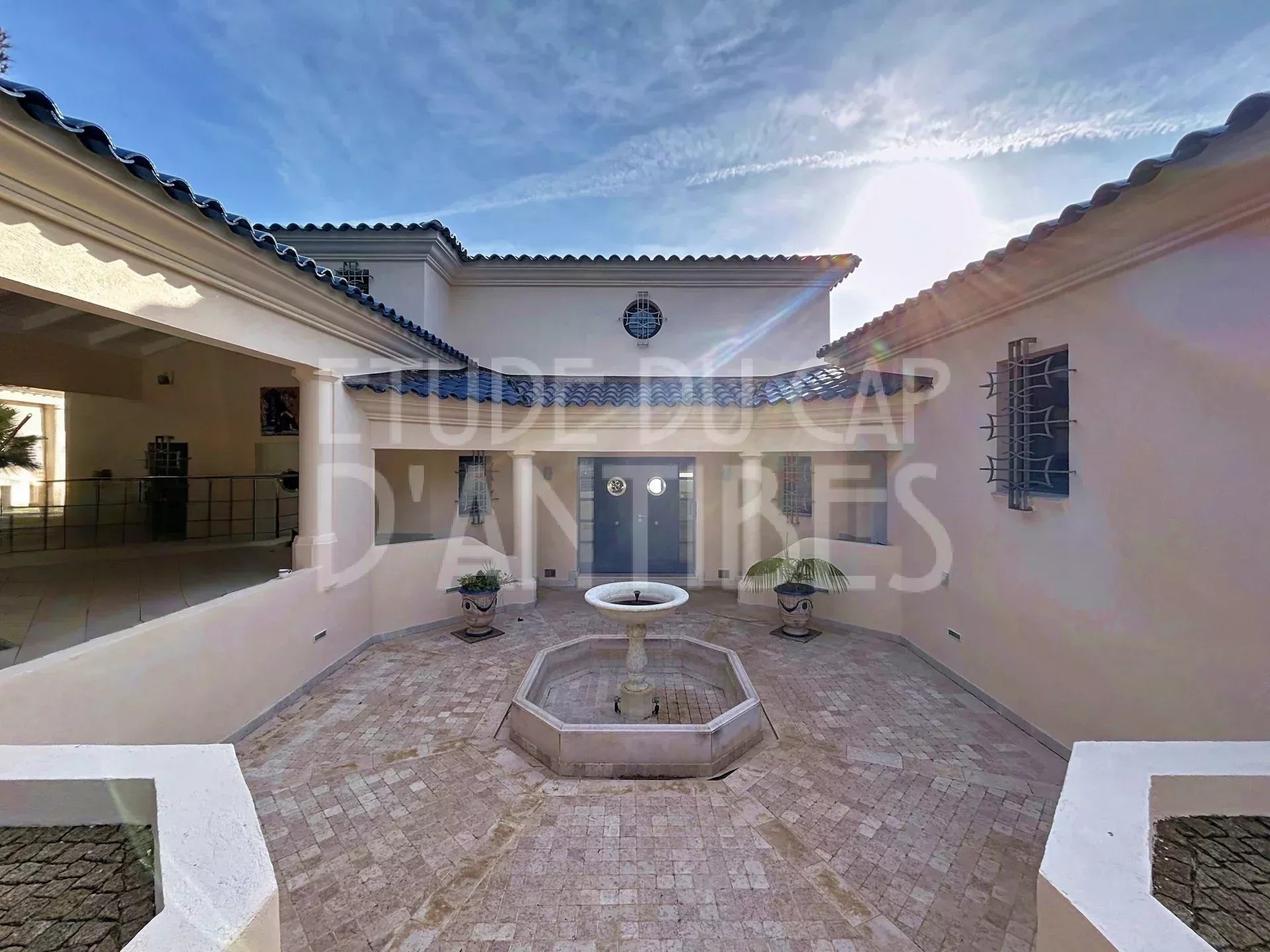 Villa pieds dans l’eau à Roquebrune-sur-Argens Entrée d'une villa avec cour et fontaine, Roquebrune-sur-Argens.