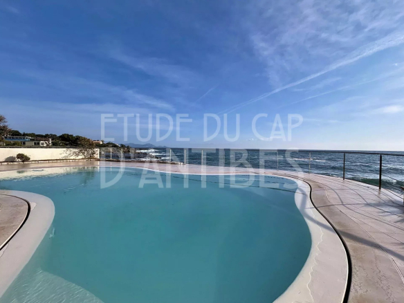 Vue de la piscine d'une villa avec accès à la mer à Roquebrune-sur-Argens.
