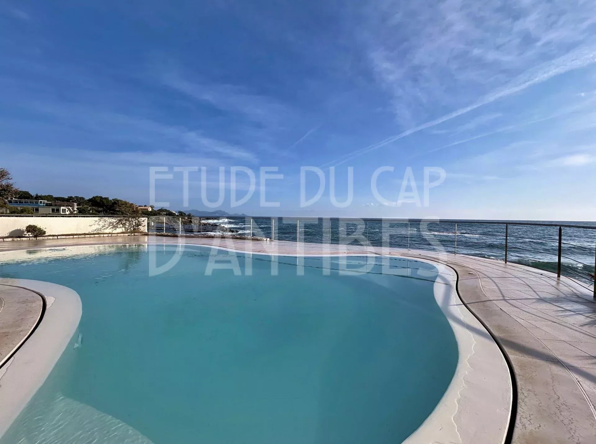 Villa pieds dans l’eau à Roquebrune-sur-Argens Vue de la piscine d'une villa avec accès à la mer à Roquebrune-sur-Argens.