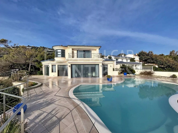 Villa pieds dans l'eau avec piscine à Roquebrune-sur-Argens, accès à la mer et vue panoramique.